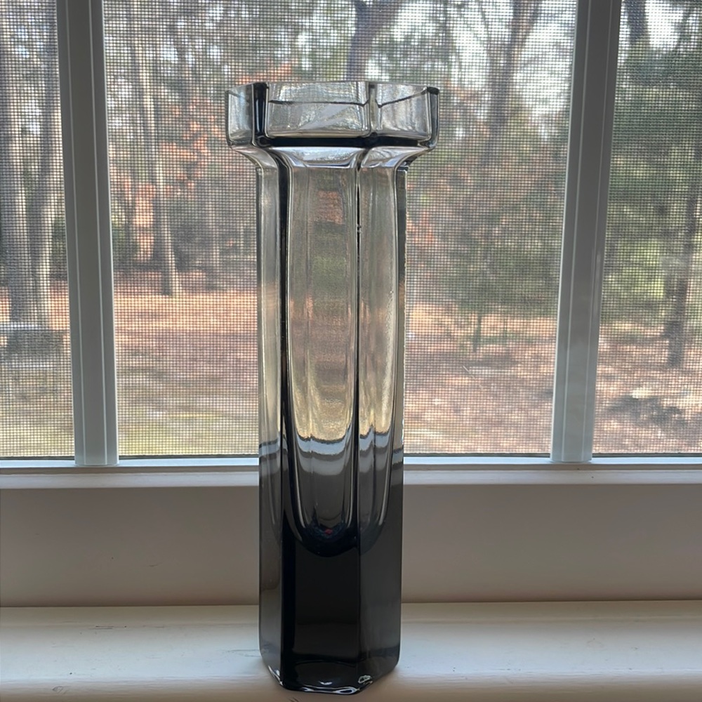 VINTAGE WEDGEOOD ‘BRUTUS’ GREY GLASS VASE (8”)